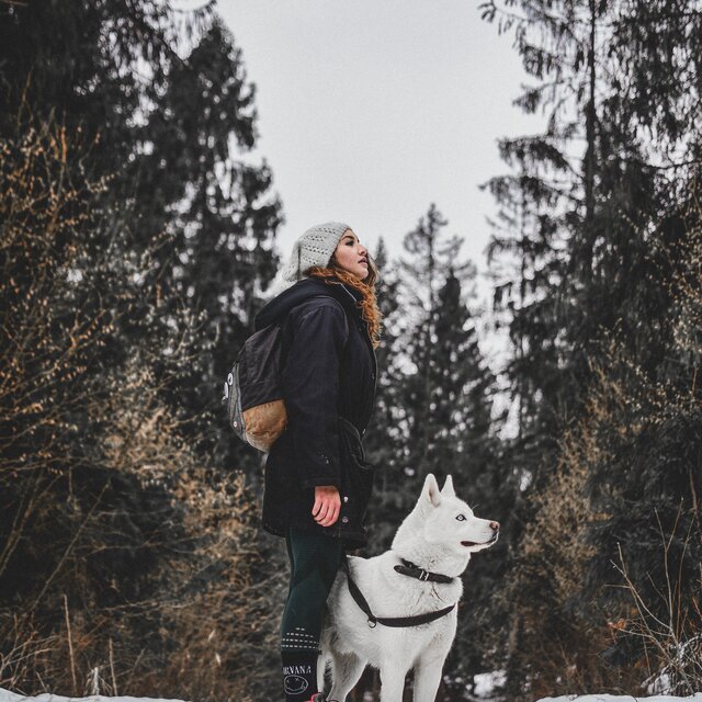 woman on winter vacation with dog | © Filip Klinovsky-Pexels